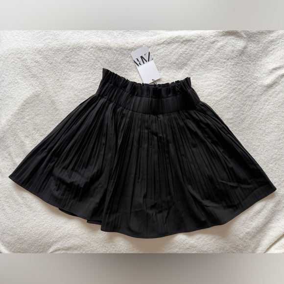 Zara Dresses & Skirts - NWT Zara Black Pleated Mini Skirt with Elastic Paperbag Waist - Size XS
